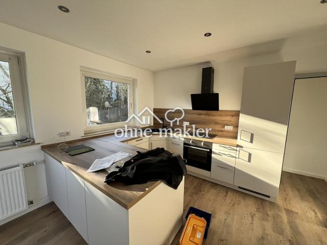 hochwertig renovierte 2,5 Zimmer Wohnung mit neuer Einbauküche und Badezimmer in ruhiger Wohnlage