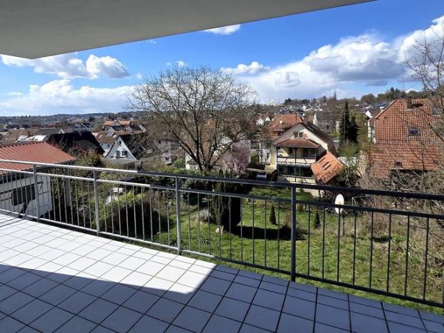 Hochwertig renovierte 4 Zi. Wohnung mit 2 Balkonen