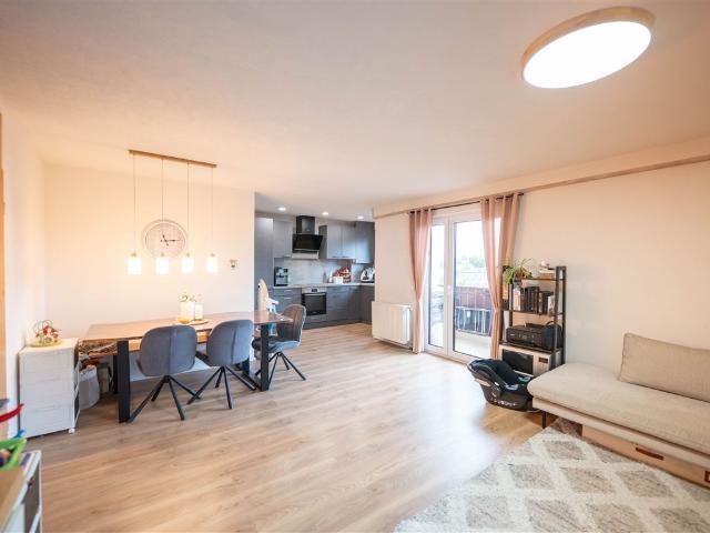 Hochwertig renovierte Wohnung mit offenem Wohnkonzept und Balkon