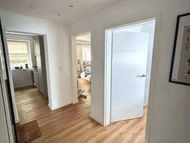 Hochwertig renovierte und möblierte 2 ZKB mit EBK, Terrasse + Garage