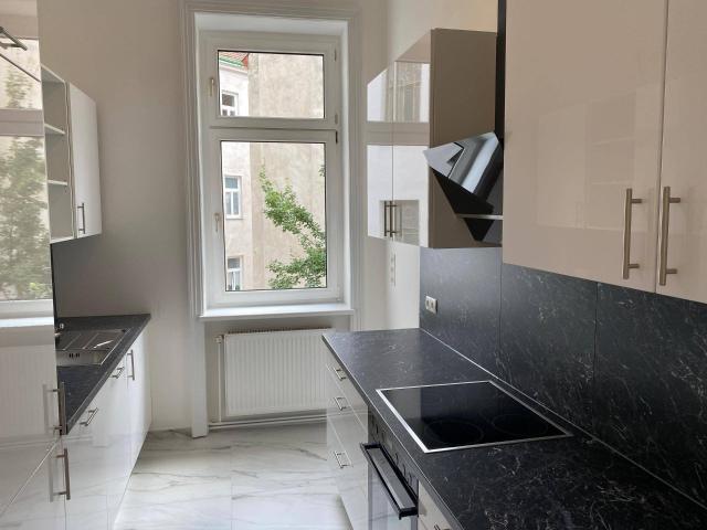 Hochwertig renovierte und neu aufgebaute Wohnung mit moderner Küche und Badezimmer Erstbezug!