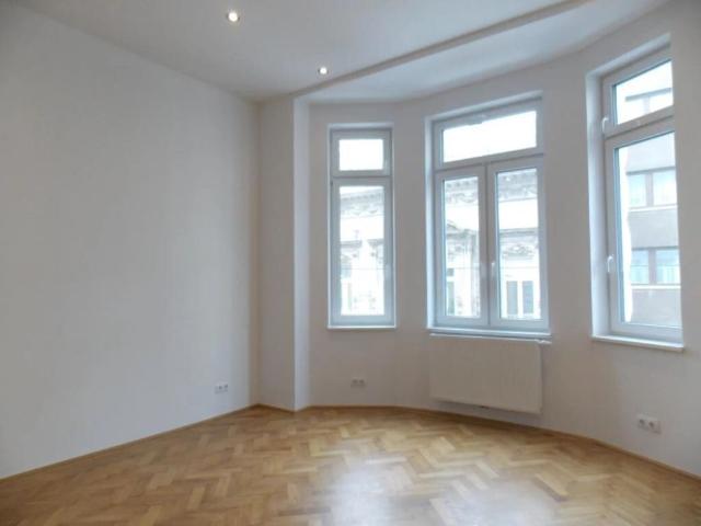 Hochwertig saniert 3 Zimmer Wohnung mit Balkon in Bestlage 7. Bezirk