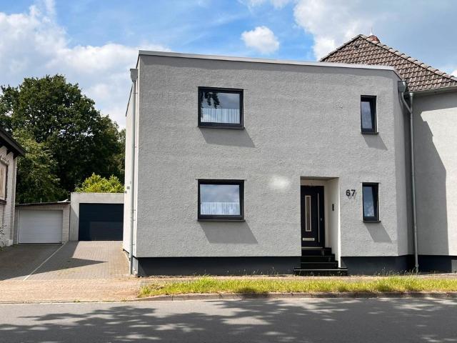 Hochwertig sanierte Doppelhaushälfte mit Anbau