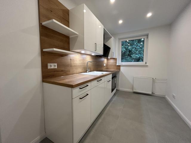 Hochwertig sanierte 2 Zimmer Wohnung Erstbezug mit Balkon und neuer Einbauküche Kernstadt