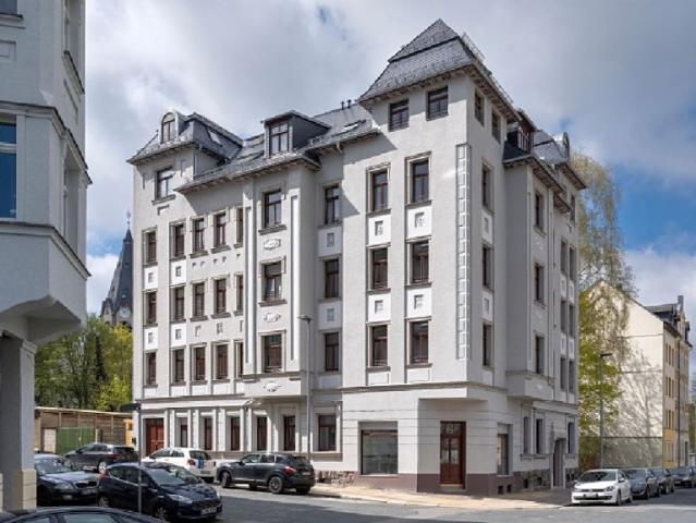 Hochwertig sanierte 2 Zimmer Wohnung mit Wintergarten im traumhaften Altbau !