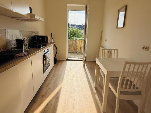 Hochwertig sanierte 2 Zimmer Wohnung teil/möbliert mit großem Sonnenbalkon in Leipzig Holzhausen