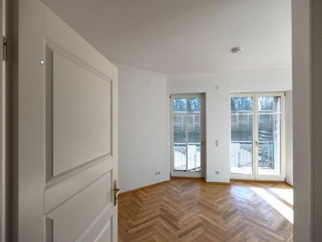 Hochwertig sanierte 3 Zimmer Wohnung mit Fußbodenheizung und Balkon im traumhaften Altbau!