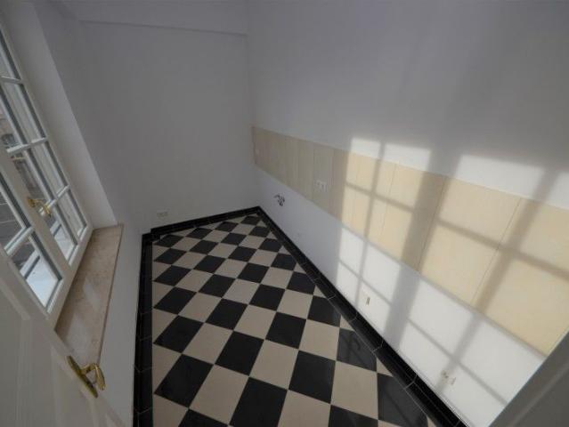 Hochwertig sanierte 3 Zimmerwohnung mit Balkon !
