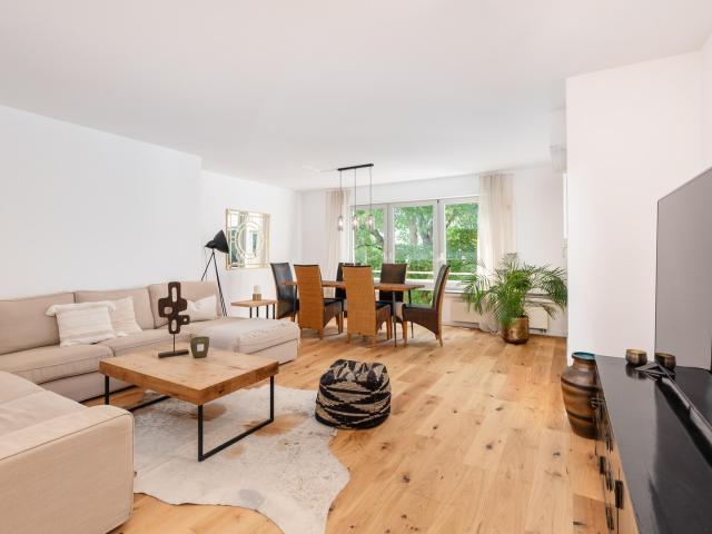 Hochwertig sanierte 4 Z Wohnung mit Südwest Balkon & TG – zentral gelegen & bezugsfrei