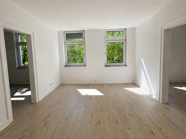 Hochwertig sanierte 4 Zimmer Altbauwohnung mit EBK und Balkon in Bestlage des Johannesviertels
