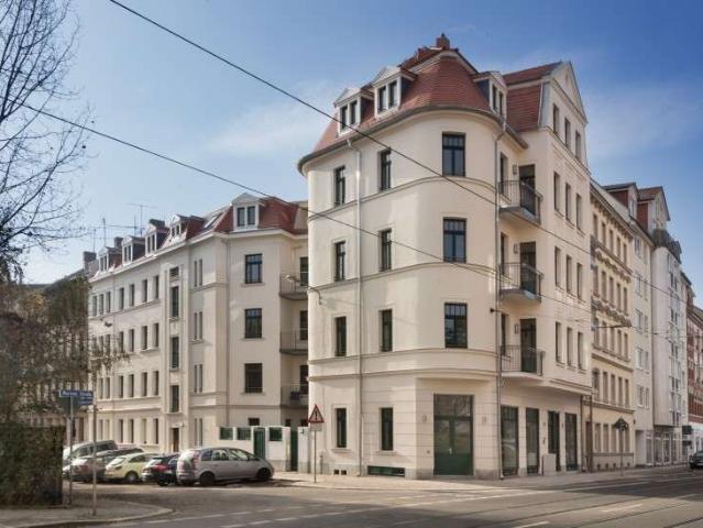 Hochwertig sanierte 4 Zimmer Wohnung im Dachgeschoss mit Loggia, Fußbodenheizung und Parkett !