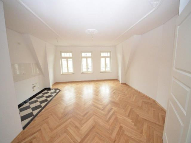 Hochwertig sanierte 4 Zimmer Wohnung im Dachgeschoss mit Loggia, Fußbodenheizung und Parkett !