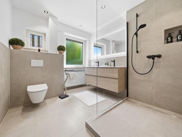 Hochwertig sanierte 4 Zimmer Wohnung mit Balkon und Stellplatz