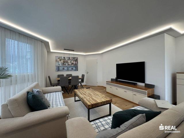 Hochwertig sanierte 4 Zimmer Wohnung mit Loggia, Stellplatz und großem Keller