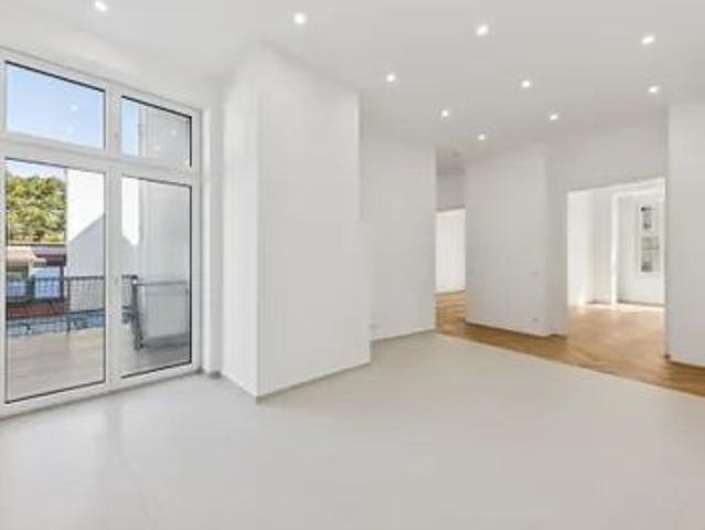 Hochwertig sanierte 4 Zimmer Wohnung mit Terrasse