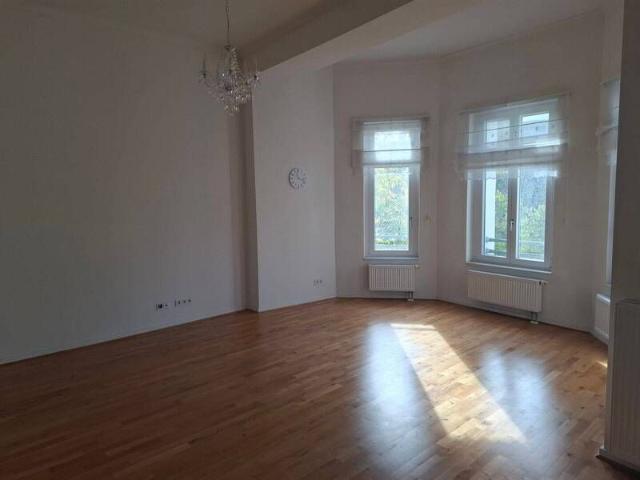Hochwertig sanierte 4 Zimmer Wohnung mit 2 Balkonen und 2 Badezimmern in Top Lage Charlottenburgs