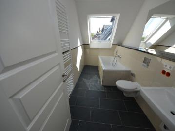 Hochwertig sanierte 4 Zimmerwohnung mit Parkett und Fußbodenheizung !