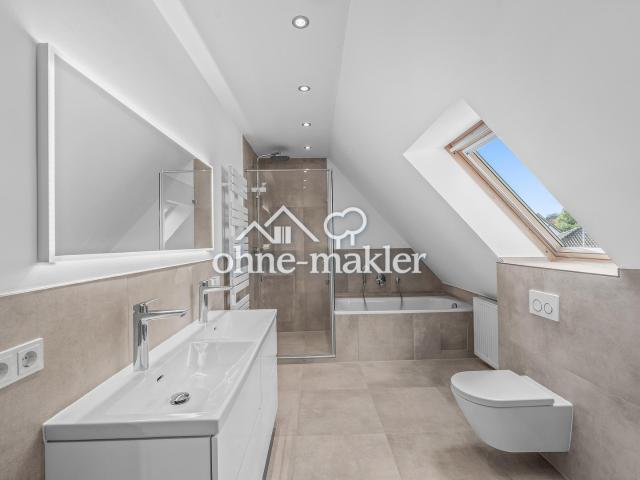 Hochwertig sanierte 5 Zimmer DG Wohnung mit großem Balkon und 2 Stellplätzen
