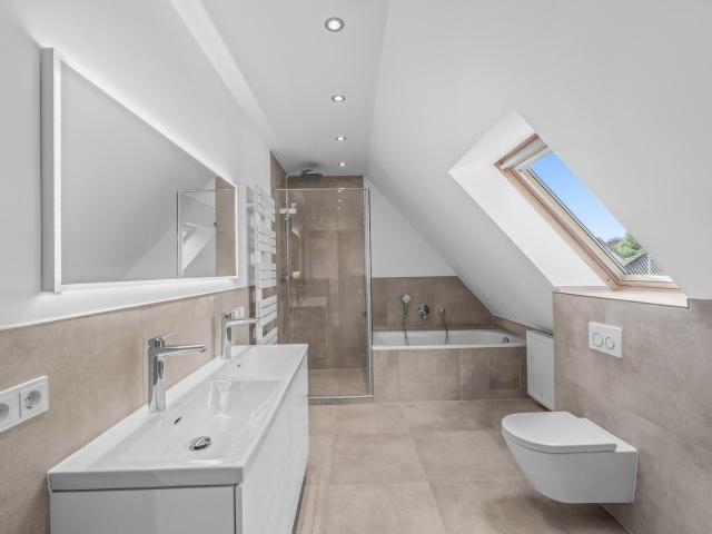 Hochwertig sanierte 5 Zimmer DG Wohnung mit großem Balkon und 2 Stellplätzen