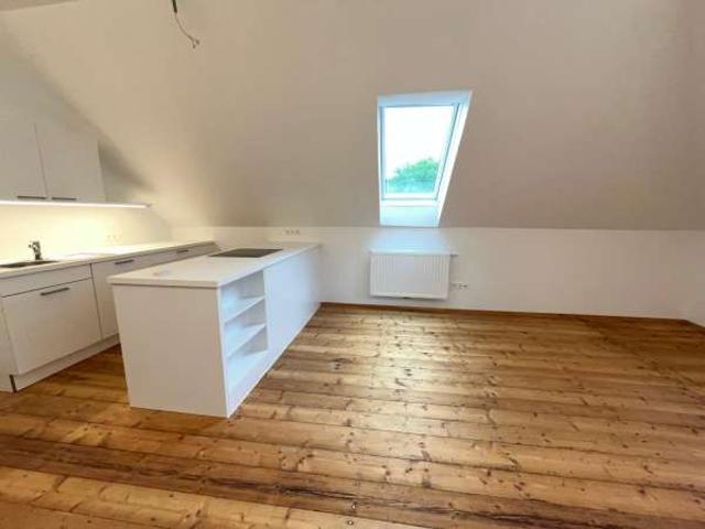 Hochwertig sanierte 74 m² DG Altbauwohnung sonnig, ruhig & zentral