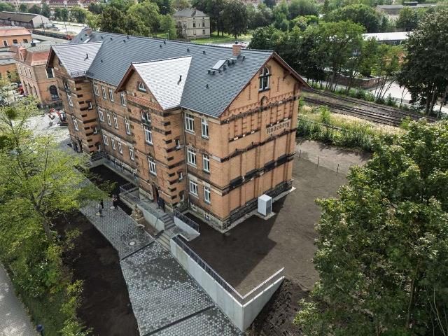 Hochwertig und neu sanierte 2 Zimmer Wohnung im 1.OG mit Balkon