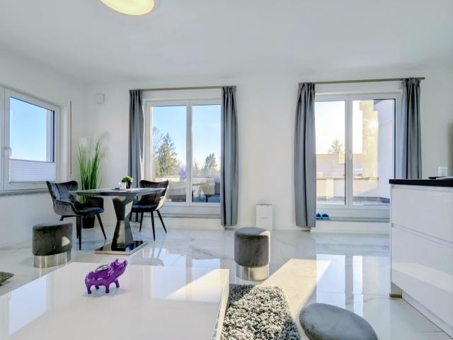 Hochwertig voll möblierte 2 Zimmer Wohnung mit Dachterrasse, Tiefgarage & Garten in München Nord