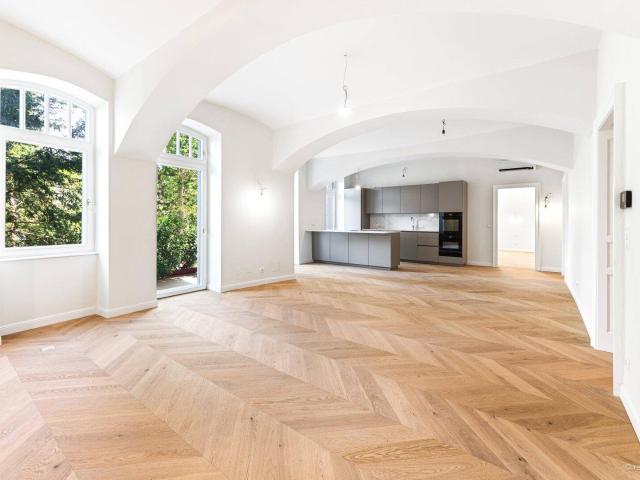 Hochwertige 4 Zimmer Wohnung mit eigenem Garten und Doppelgarage in exklusiver Zinsvilla in Hietzing!