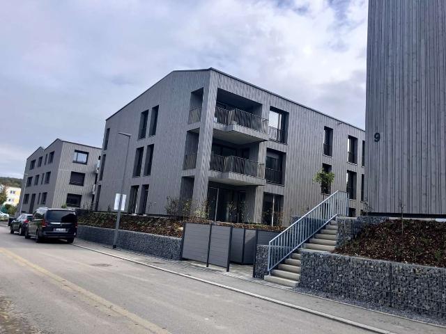 Hochwertige 4,5 Zimmer Wohnung mit neuer Einbauküche und Garten