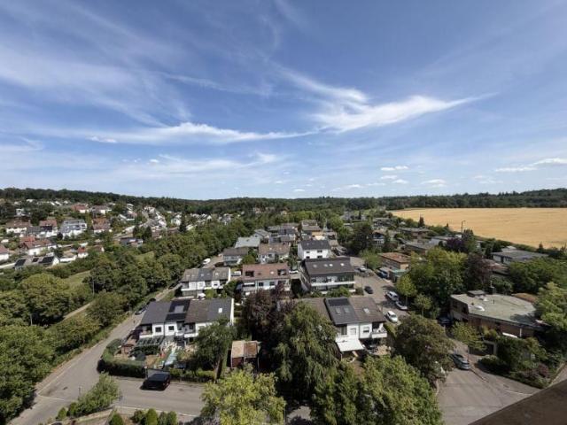 Hochwertige 4,5 Zimmer Wohnung mit Balkon und herrlicher Aussicht
