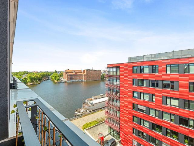 Hochwertige 2 Zimmer Wohnung im „The White“ mit Spreeblick, Balkon & Tiefgaragenstellplatz