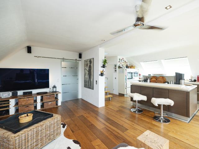 Hochwertige 2 Zimmer Dachgeschosswohnung mit ca. 30 m² ausgebautem Zusatzbereich, Balkon & 2 Garagen