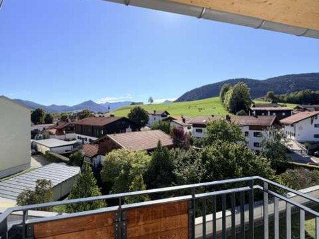 Hochwertige 2 Zimmer DG Wohnung in herrlicher Voralpenlage