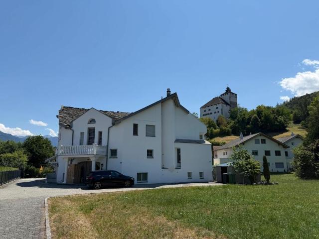 Hochwertige 2.5 Zimmerwohnung mit Terrasse und herrlichem Schlossblick