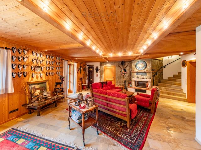 Hochwertige 3 Familien Landhausvilla mit idyllischem Garten