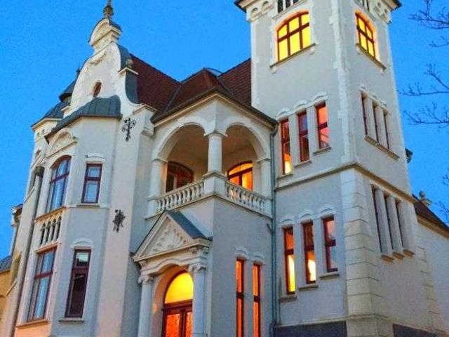 Hochwertige 3 Raum Dachgeschosswohnung in einzigartiger Villa mit Parkett, Vollbad und Einbauküche!