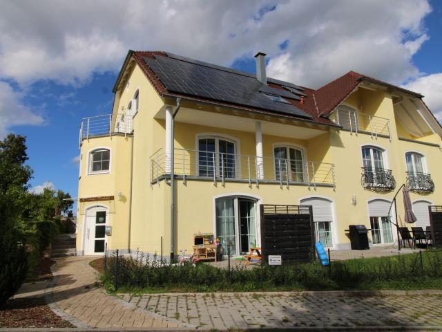 Hochwertige 3 Zimmer Wohnung mit Terrasse und Garten