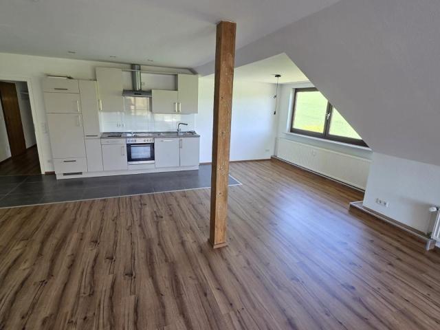 Hochwertige 3 Zimmer Wohnung mit großer Dachterasse inkl. EBK + Stellplatz ab sofort verfügbar