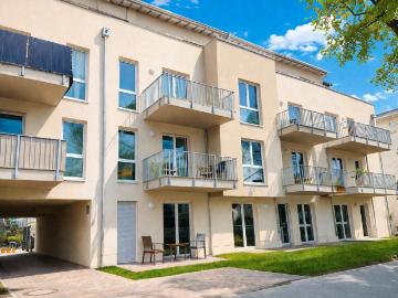 Hochwertige 3 Zimmer Wohnung im DG mit DACHTERASSE und EBK im Weißenseer Neubauquartier