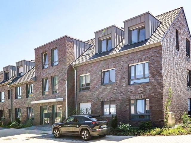 Hochwertige 3 Zimmer Dachgeschosswohnung mit Balkon und 2 Bädern in Langenfeld Rheinland