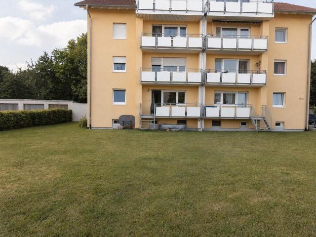 Hochwertige 3 Zimmer EG Wohnung mit Garage und großem Garten