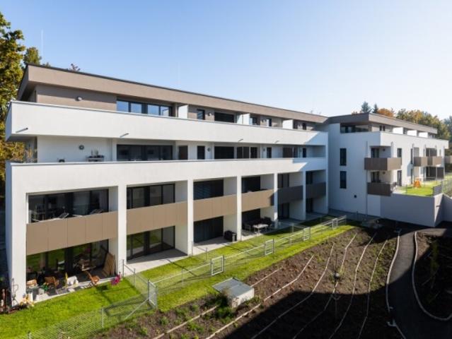 hochwertige 3 Zimmer Etagenwohnung mit 2 PKW Stellplätze