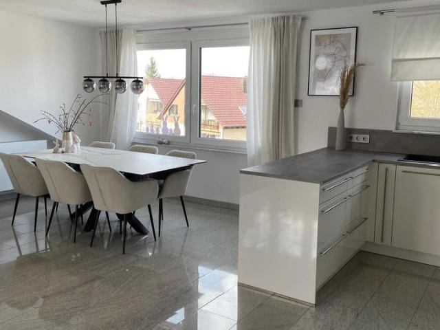 Hochwertige 3,5 Zi. DG Wohnung mit Gaube & Dachterrasse