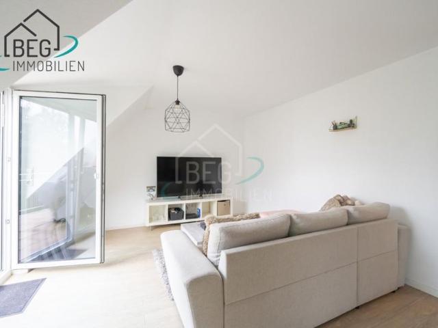 Hochwertige 3,5 Zimmer Dachgeschosswohnung mit Südwestbalkon und Blick ins Grüne