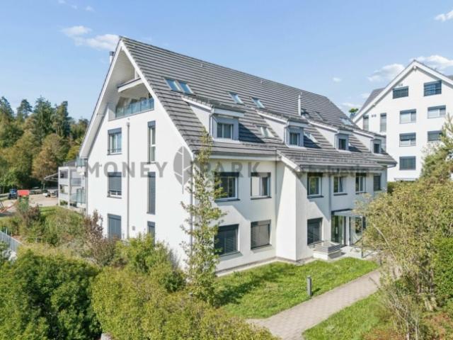 Hochwertige 3.5 Zimmer Wohnung mit grossem Balkon