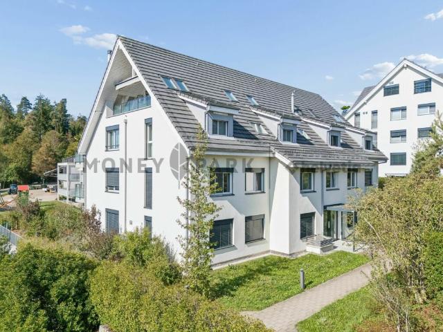 Hochwertige 3.5 Zimmer Wohnung mit grossem Balkon