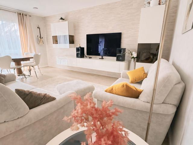 Hochwertige teilmöblierte 3 Zimmer Wohnung mit Balkon