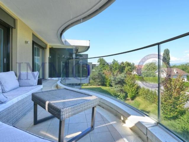 Hochwertige, zeitgenössische immobilie mit balkon/terrasse nähe see