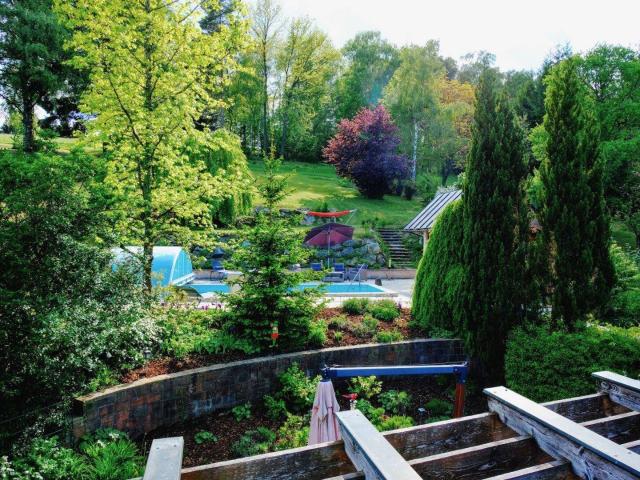 Hochwertige Architektenvilla mit Pool
