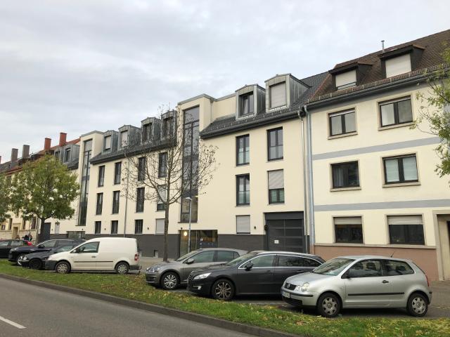 Hochwertige Dachgeschosswohnung mit Einbauküche und Terrasse
