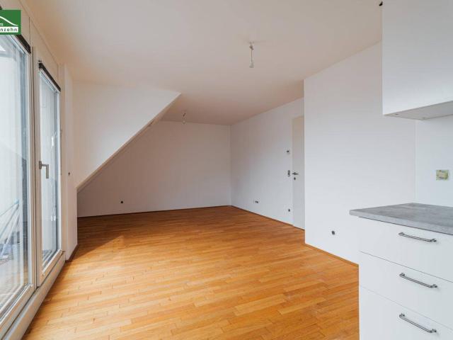 Hochwertige Dachgeschosswohnung mit Freifläche U Bahn & S Bahn in Gehweite!